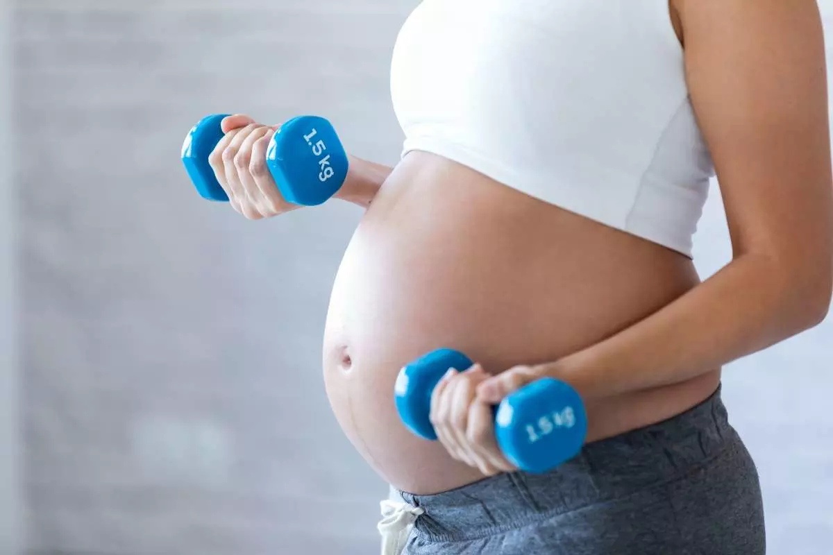 pregnant woman doing strength training
