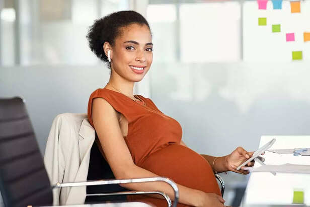 pregnant woman working online