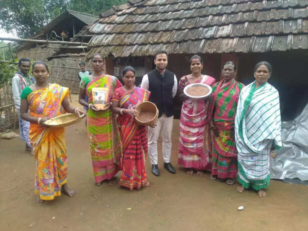 365364-red-rice-dhenki